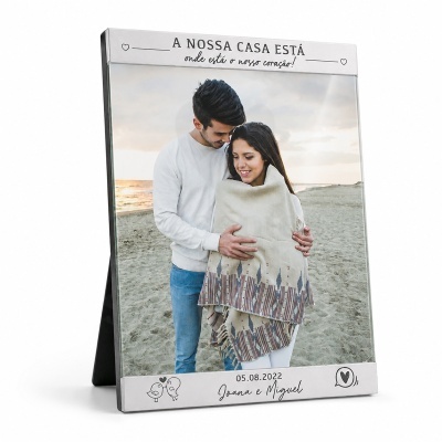 Moldura metálica com foto de casal na praia e mensagem personalizada