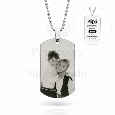 Colar pendente retangular com foto a preto e branco e gravação em português no verso