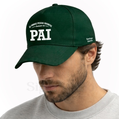 Boné verde escuro com texto branco AS MINHAS PESSOAS FAVORITAS chamam-me PAI