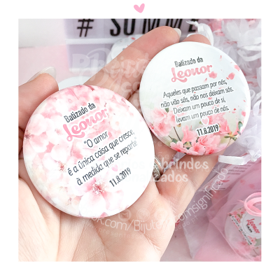 Dois espelhos redondos com design floral rosa e branco e texto em português para lembrança de batizado.