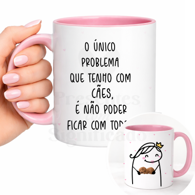 Caneca branca com interior e pega rosa com texto em português e ilustração de personagem com cão.