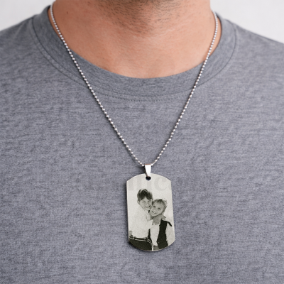 Colar em metal prateado com pendente gravado com foto de crianças abraçadas