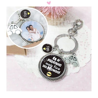 Porta-chaves metálico com frase e fotografia, pendente em forma de carro, fundo rosa com renda.