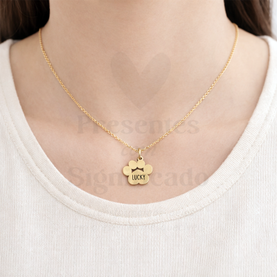 Colar dourado com pendente em forma de pata gravado com a palavra LUCKY