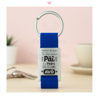 Porta-chaves com fita azul e placa metálica com frase para pai e avô