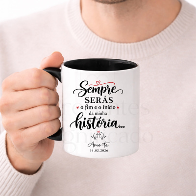 Caneca branca com interior e pega preta, texto romântico em português e dois pássaros desenhados.