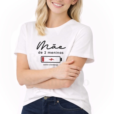 Camiseta branca com texto e desenho de bateria baixa