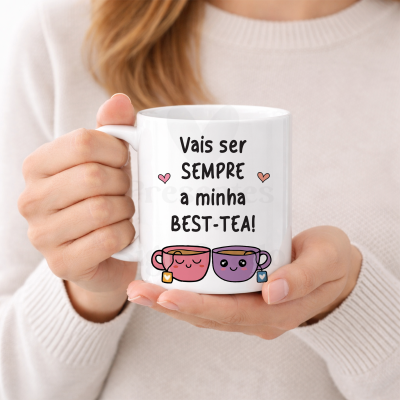 Caneca branca com ilustração de chávenas rosa e roxa e texto em português.