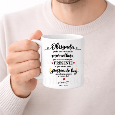 Caneca branca em cerâmica com texto em preto e vermelho a ser segurada por uma mão