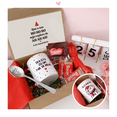 Caixa de presente aberta com caneca branca, chocolate quente Nestlé, biscoitos, colher, cartão natalício e calendário de mesa 25 DEZ