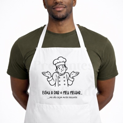 Avental branco com desenho de cozinheiro e texto em português