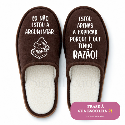 Chinelos castanhos com frases e ilustração em branco no topo