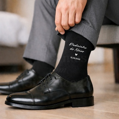 Meia preta com texto branco Padrinho do Noivo 15.08.2025 com sapato preto e calças cinza