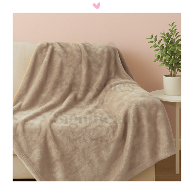Cobertor bege claro felpudo sobre sofá com planta ao lado