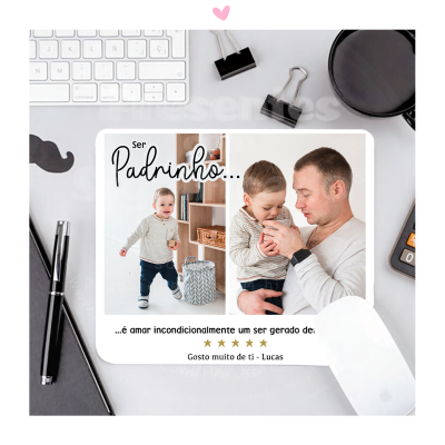 Tapete de rato branco com fotos de homem e criança e texto em português numa mesa com artigos de escritório.