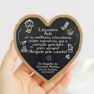 Mini quadro em forma de coração com texto de agradecimento à educadora Aida