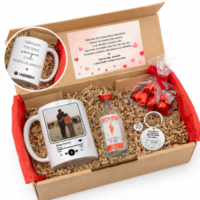 Caixa de oferta romântica com canecas personalizadas, mini garrafa de gin, chocolates, porta-chaves e cartão