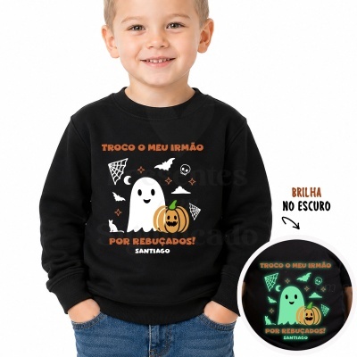 Camisola preta de criança com estampa de Halloween e texto em português com desenho de fantasma e abóbora.