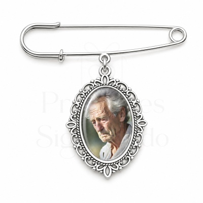 Alfinete com pendente oval e fotografia de homem idoso