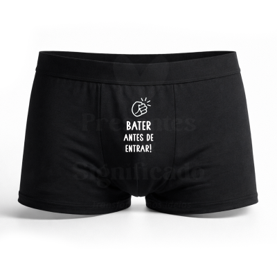 Cuecas boxer pretas com texto e ícone branco
