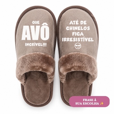Chinelos castanhos felpudos para interior com frases em branco estampadas