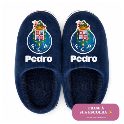Chinelos azuis com emblema do FC Porto e nome Pedro
