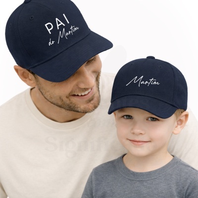 Bonés azuis escuros com texto branco PAI do Martim e Martim usados por adulto e criança.