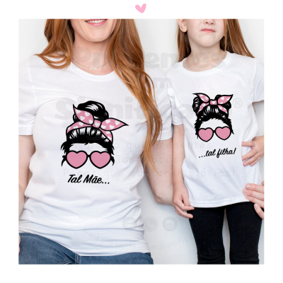 Conjunto t-shirts brancas mãe e filha com estampa feminina rosa e texto em português.
