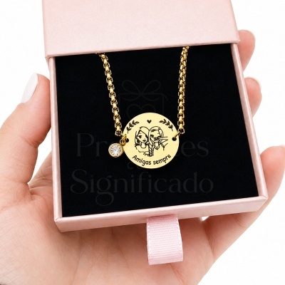 Colar dourado com pendente redondo e caixa de joias rosa