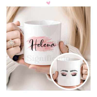 Caneca branca com nome Helena e desenho de olhos com pestanas e sobrancelhas cor de rosa, segurada por pessoa com casaco branco.