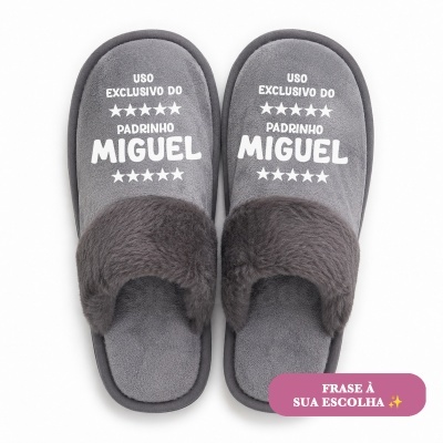 Chinelos cinzentos com texto personalizado em branco e pelúcia