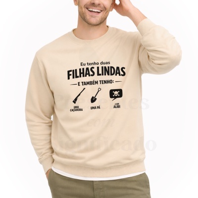 Camisola bege com texto e ilustrações a preto sobre filhas lindas, caçadeira, pá e álibi, vestida por homem.