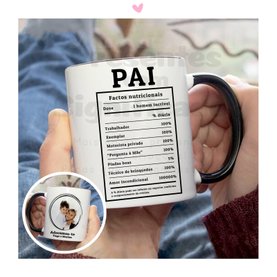Caneca branca com tabela nutricional 'PAI' em preto e pega preta, segurada por mão