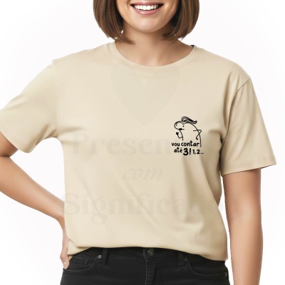 T-shirt bege com desenho e texto preto no peito esquerdo