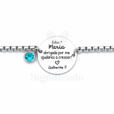 Pulseira prateada com pendente redondo gravado e pedra azul