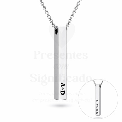 Colar com pendente barra metálica prateada com gravações A & D e data