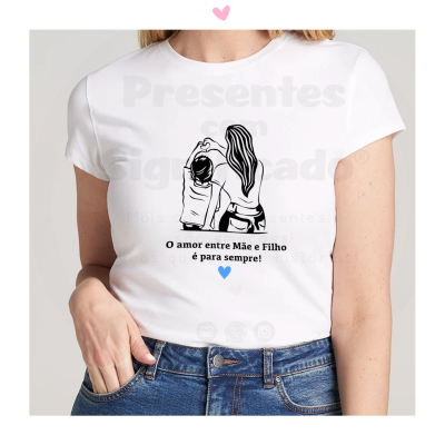 T-shirt branca com estampa mãe e filho, texto em preto e coração azul