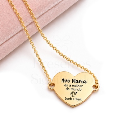 Colar dourado com pendente em forma de coração gravado com texto em português sobre fundo branco