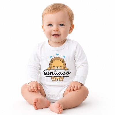 Bebé com body branco estampado com leão e texto Santiago