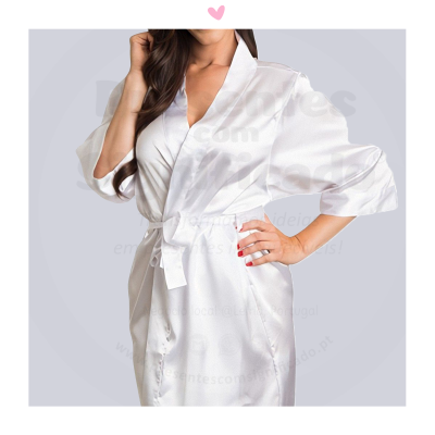 Robe feminino branco acetinado com cinto e manga 3/4