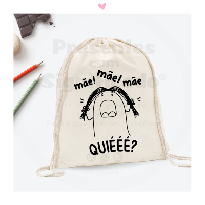 mochila de tecido bege clara com cordões e desenho preto de pessoa a gritar texto mãe mãe mãe QUIÉÉÉ?