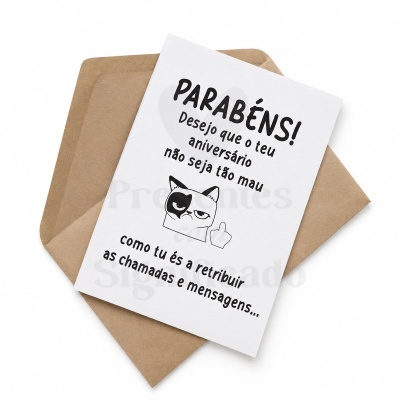 Cartão de aniversário branco com mensagem humorística e ilustração de gato, sobre envelope castanho
