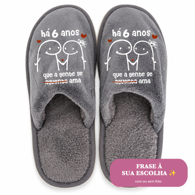 Chinelos cinzentos felpudos com frase e desenho