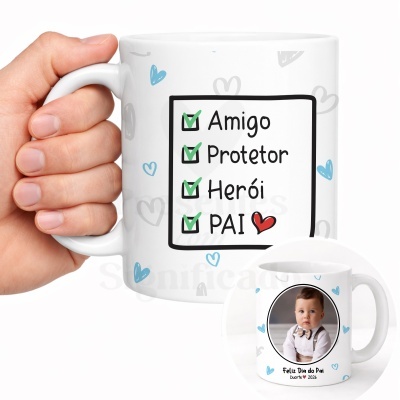 Caneca branca com lista e foto de criança, decoração com corações e texto relacionado ao Dia do Pai.