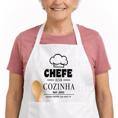 Avental branco com texto e desenho usados por pessoa com t-shirt rosa