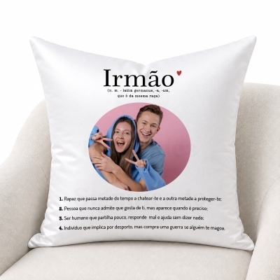 Almofada branca com foto redonda de dois jovens sorridentes e texto em português sobre irmãos