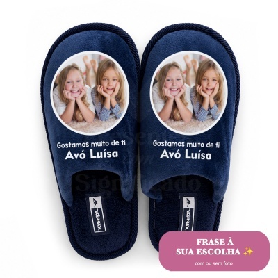 Chinelos azul escuro com foto de duas meninas e texto personalizado para avó.
