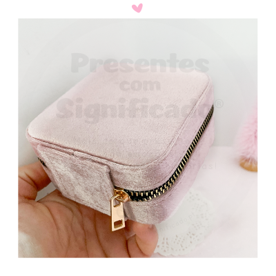 Caixa pequena de veludo rosa com fecho dourado