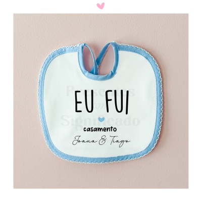 Babete branco com bordas azuis e texto preto e azul