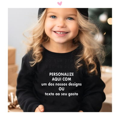 criança loira com t-shirt preta e coração rosa acima da cabeça